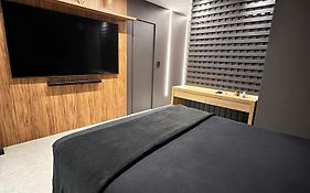 Apto luxo com tela 75 de cinema no quarto